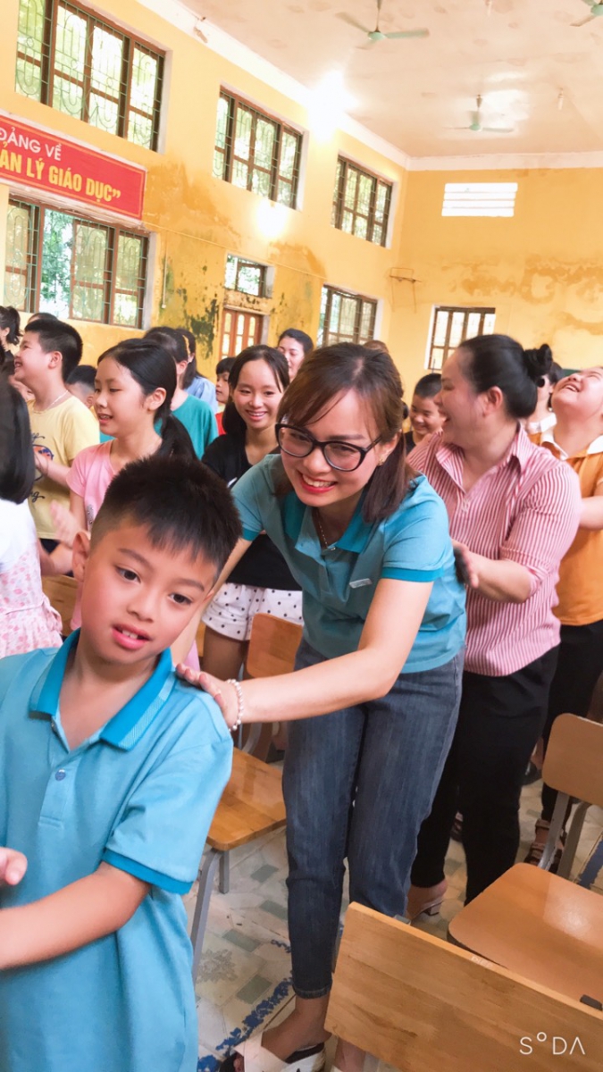 Phụ huynh, học sinh tham gia hoạt động thể dục, thư giãn theo nhạc