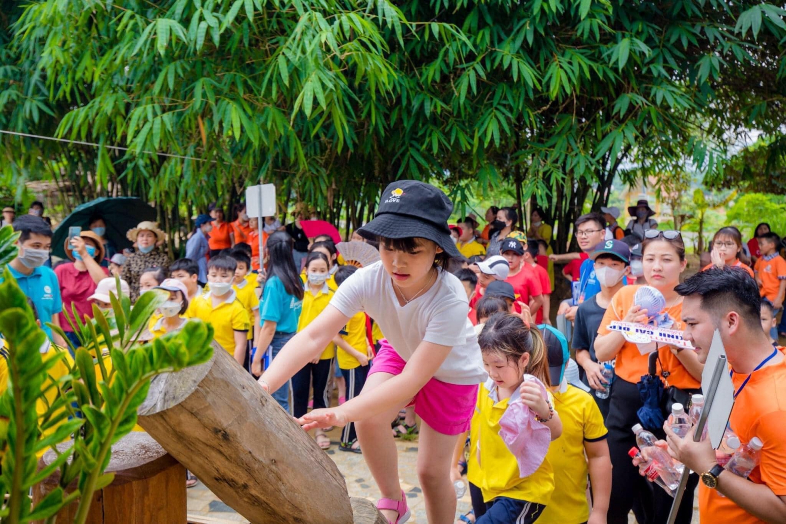 Học sinh được trải nghiệm trèo lên cầu thang để khám phá nhà sàn Ê Đê