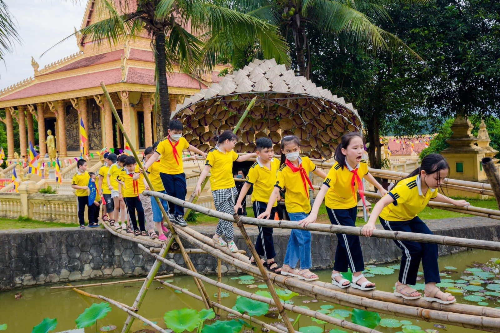 Các em học sinh thích thú khi được trải nghiệm đi trên cầu khỉ?