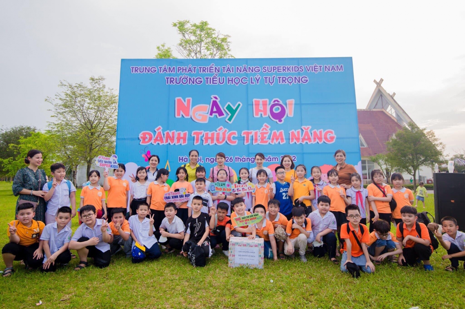 Làng Văn hoá các Dân tộc Việt Nam là nơi lưu trữ, bảo tồn các giá trị truyền thống của các dân tộc, đồng bào 54 anh em. Cho tới thời điểm hiện tại, ở đây đã đón tiếp rất nhiều cộng đồng dân tộc như Ê đê, Dao, Tày, Thái, Cơ Tu, Tà Ôi, Khmer, Làng văn hoá được chia thành 4 cụm:  Cụm I gồm các văn hoá, kiến trúc, tập tục của 28 dân tộc vùng rẻo cao, thung lũng trung du thuộc các vùng phía Bắc như Đông Bắc, Tây Bắc cùng các vùng miền núi Bắc Trung Bộ với hệ ngôn ngữ chính là Tày - Thái, Tạng - Miến, Mông - Dao, Việt - Mường, Đa - Kai.  Cụm Làng dân tộc II: Là nơi gìn giữ và phát huy những truyền thống quý giá của 18 dân tộc thuộc vùng cao nguyên, đồi nước của các dân tộc tại vùng Nam Trung Bộ, Trường Sơn Tây Nguyện. Với các dân tộc này họ nói ngôn ngữ chính là hệ thống ngôn ngữ Môn - Khmer, Nam Đảo.  Cụm làng dân tộc III: Nơi đây tái hiện lại cấu trúc, truyền thống, lễ hội của các dân tộc sinh sống tại vùng bán sơn địa, cao nguyên, khu vực đồi núi và triền sông phân bố tại vùng Nam Tây Nguyên và Nam Bộ bao gồm các dân tộc Chăm, Khmer, Chơ Ro, Chu Ru với hệ ngôn ngữ chunhs là Môn - Khmer và Nam Đảo.  Cụm làng dân tộc IV: Là nơi thể hiện các công trình văn hoá các cảnh sắc kiến trúc của các dân tộc sinh sống sinh sống tại vùng nhiều cảnh quan như bán sơn địa, duyên hải, đồng bằng, đồi núi thị trấn, triền sốngthuộc nhiều vùng văn hoá như Kinh, Hoa, Ngái, Sán Dìu với hệ ngôn ngữ chính là Hán, Việt - Mường. ________________________________ TRUNG TÂM PHÁT TRIỂN TÀI NĂNG SUPERKIDS VIỆT NAM    Đơn vị tổ chức các tour du lịch trải nghiệm dành cho học sinh Mầm non, TH, THCS...Đơn vị tổ chức các chuyên đề và các chương trình teambuilding vui nhộn dành cho các nhà trường. Với đội ngũ hướng dẫn viên nhiệt tình, chu đáo, năng động. Tại các điểm du lịch nổi tiếng trên khắp cả nước. Hy vọng sẽ được phụ vụ quý thầy cô, các bậc phụ huynh và các em học sinh những chuyến đi ý nghĩa!   Đ/C: Ngõ 445 Đường Hòa Bình, Phường Phương Lâm, TP Hòa Bình, Tỉnh Hòa Bình.  Website: www.superkids.net.vn Liên hệ: 0837 785 666 - 0944 262 316