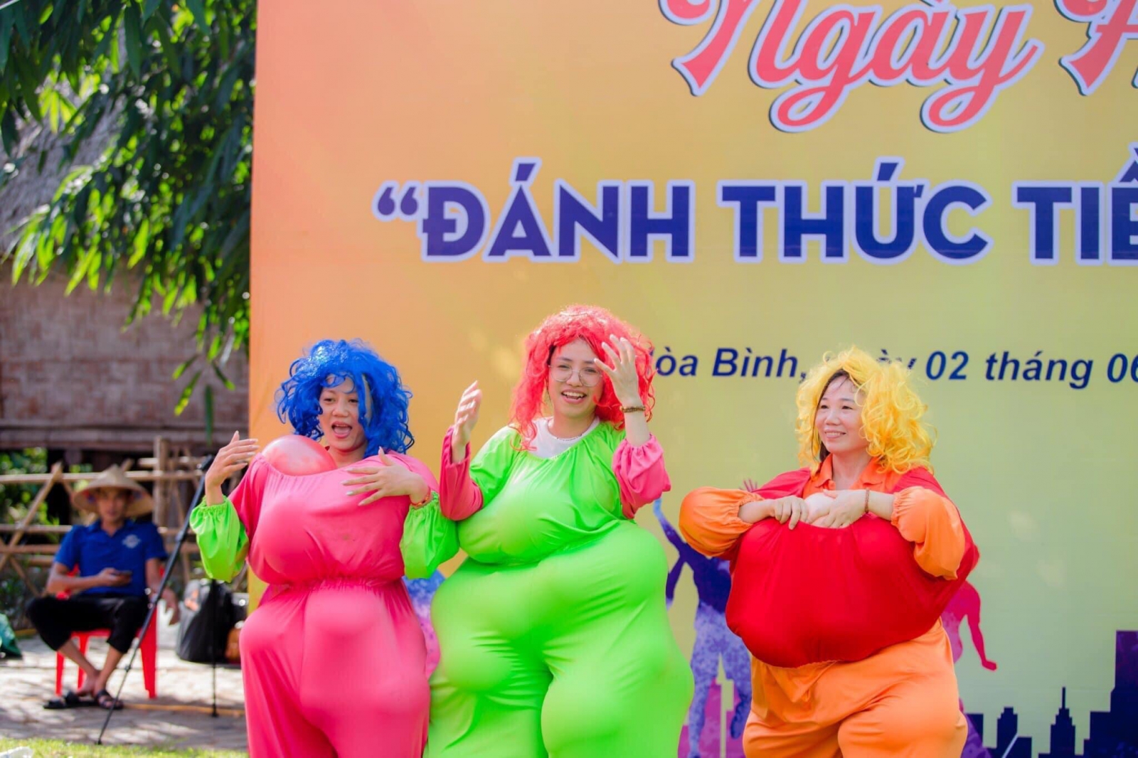 Cô giáo và các bậc phụ huynh tham gia các trò chơi thú vị.