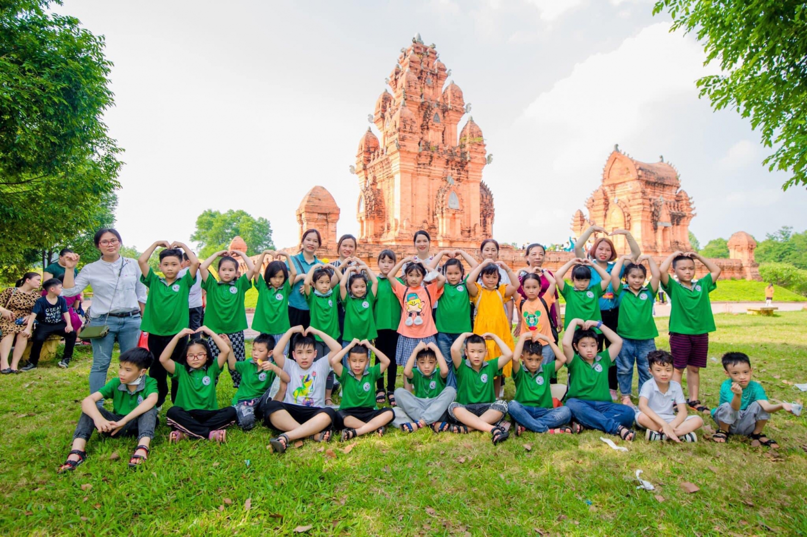 Quý khách tham quan tại Tháp Chăm kiến trúc độc đáo của người dân tộc Chăm.