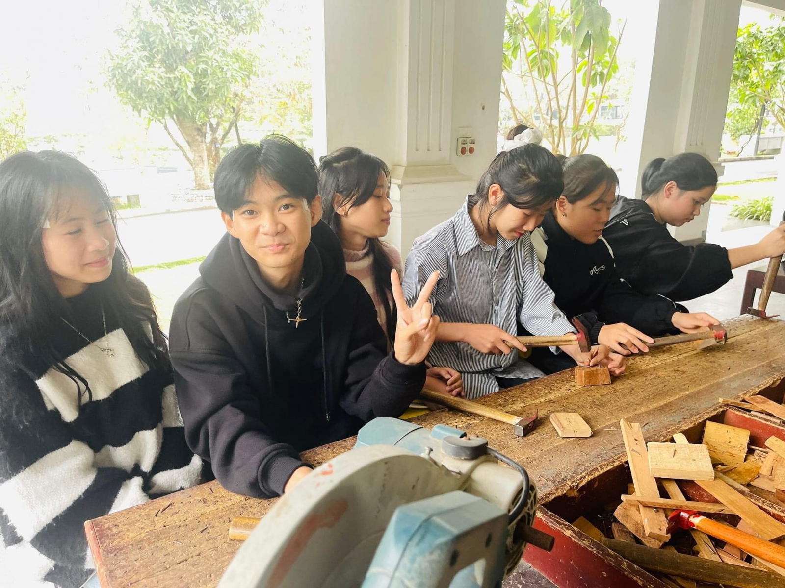 PHẦN 2: Trải nghiệm tại trang trại giáo dục Glory-là một trong những địa điểm thú vị dành cho học sinh với các điểm vui chơi, khám phá học tập và thực nghiệm nhiều mô hình giáo dục, kỹ năng thoát hiểm khi xảy ra hỏa hoạn... Các em được tận mắt tìm hiểu, tận tay thực hành nhiều ngành nghề khác nhau. Qua chuyến tham quan, học sinh không chỉ được học tập lịch sử mà còn tích lũy cho mình nhiều bài học cuộc sống, rèn luyện tính tự lập và tinh thần trách nhiệm với bản thân.