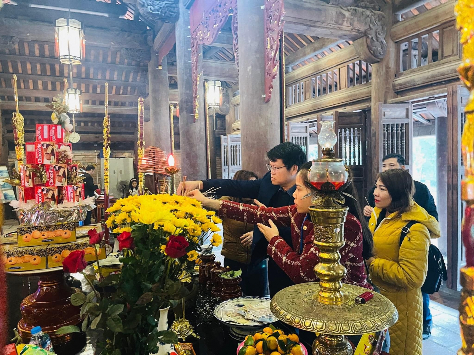 Ban giám hiệu nhà trường dâng hương tại Văn Miếu Sơn Tây.