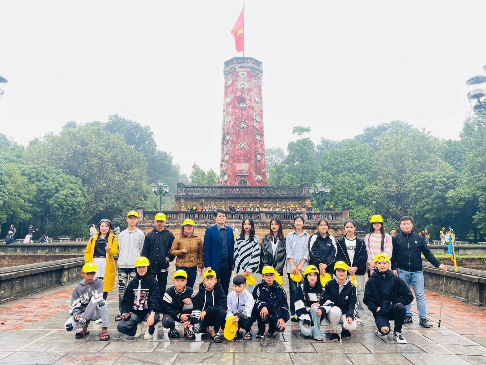 PHẦN 1: Thăm quan điểm di tích lịch sử Lăng Bác- nơi lưu giữ thi hài Bác Hồ- vị lãnh tụ kính yêu của dân tộc Việt Nam chúng ta. Lăng Bác là trái tim cả nước gồm quần thể: Lăng Bác, Ao cá, nhà sàn Bác Hồ, chùa Một Cột, Bảo tàng Hồ Chí Minh...