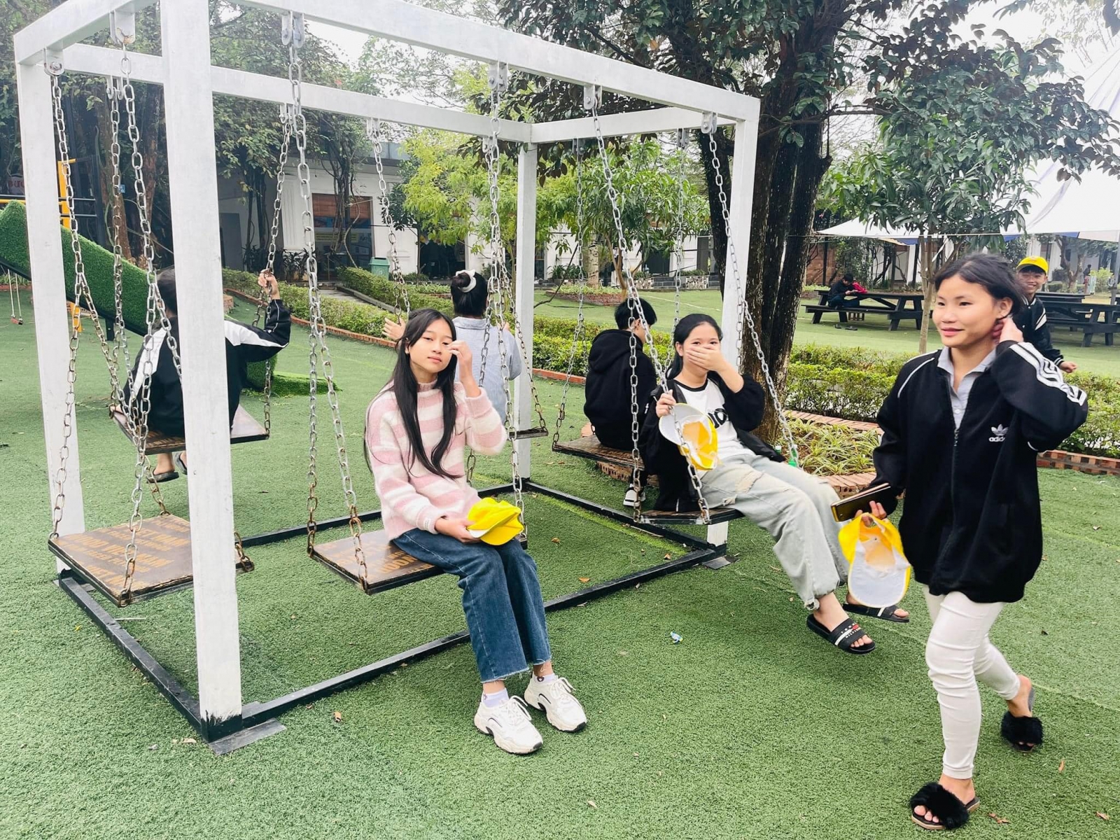 Xin cảm ơn những tình cảm nồng hậu ấm áp của thầy trò trường TH THCS Nam Thượng Kim Bôi. Một chiếc tour mà ekip Superkids dc cảm ơn từ buổi sáng và các quý phụ huynh và thầy cô vô cùng hài lòng. Với sự chỉ đạo nhất quán, chuyên nghiệp, khoa học, chu đáo của thầy HT Lê Văn Cầu. Sự quan tâm sát sao và đồng hành của thầy Đinh Đức Hạnh Hp nhà trương, chương trình trải nghiệm đã thành công tốt đẹp. Xin chúc thầy trò và các quý phụ huynh nhà trường xuân mới dồi dào sức khỏe và hạnh phúc