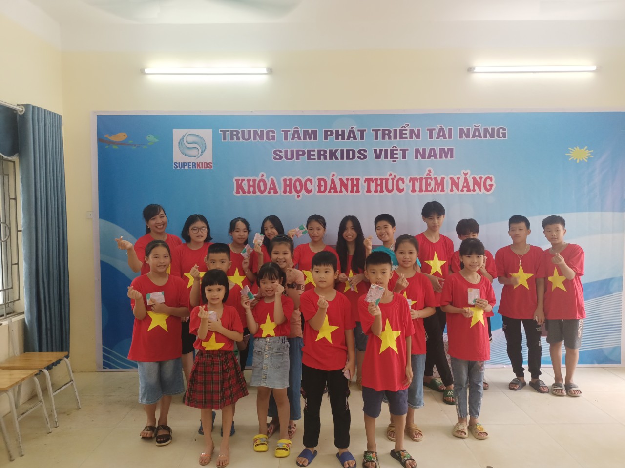 Cả lớp chụp ảnh kỉ niệm cùng cô giáo chủ nhiệm Thuý Ngần