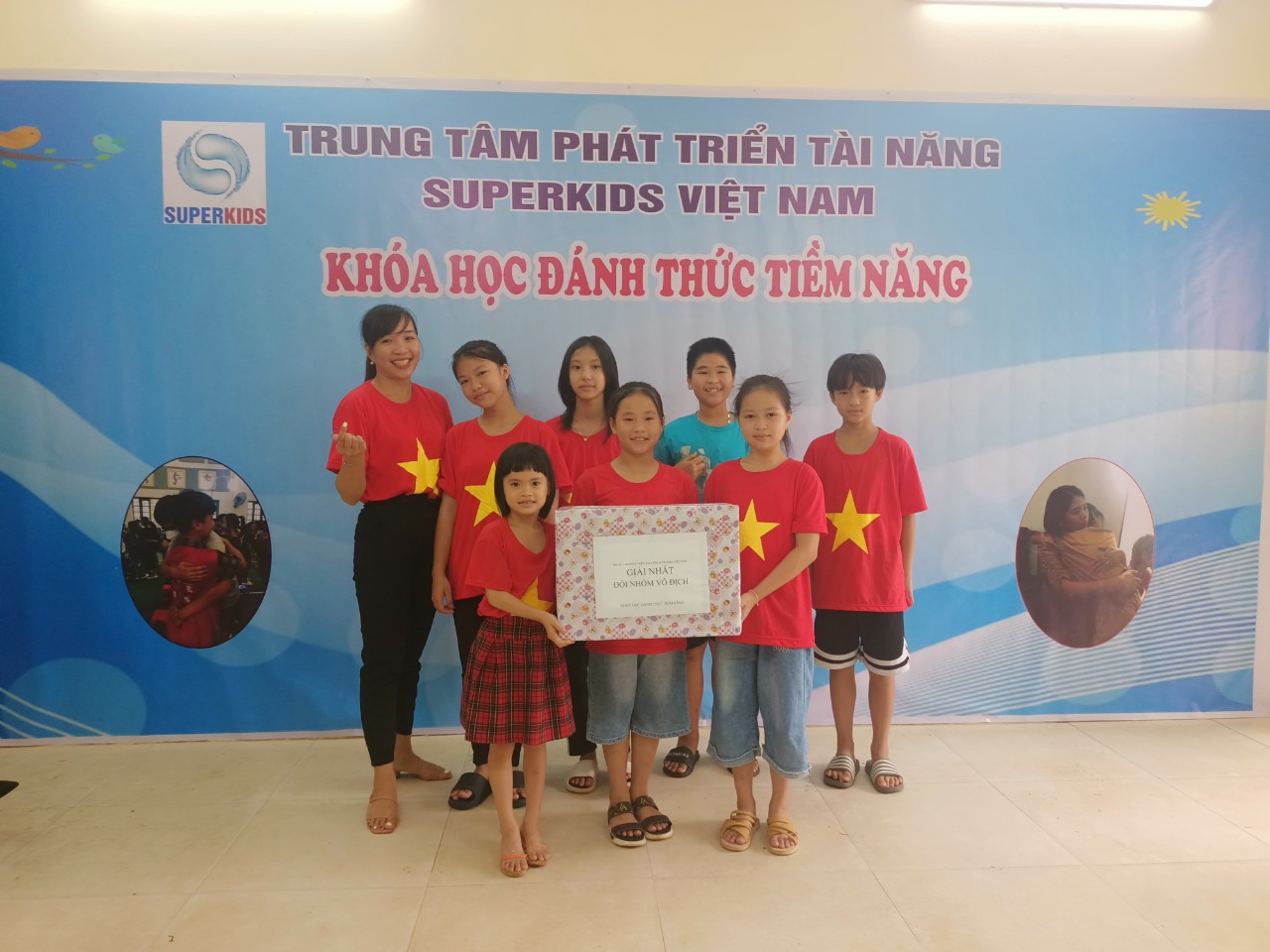 Chúng mình nhận quà tôn vinh các đội nhóm. Đây là thành quả, công sức, sự nỗ lực của cả nhóm