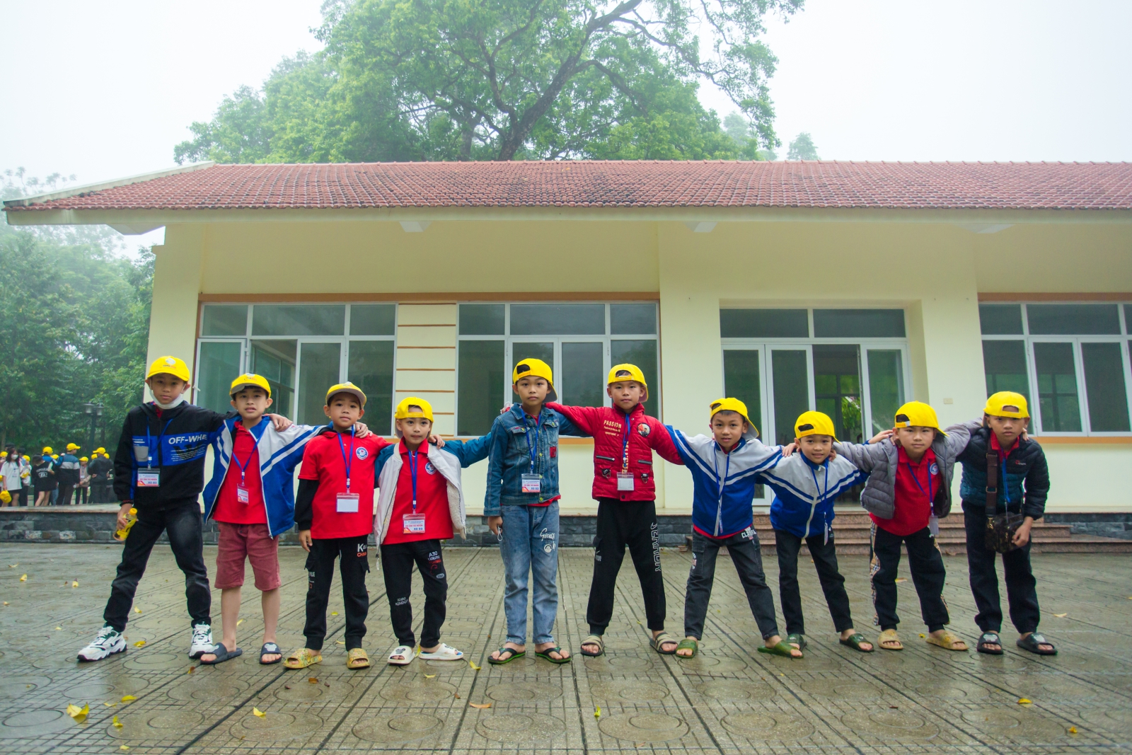 Học sinh tập trung trước giờ lên xe.