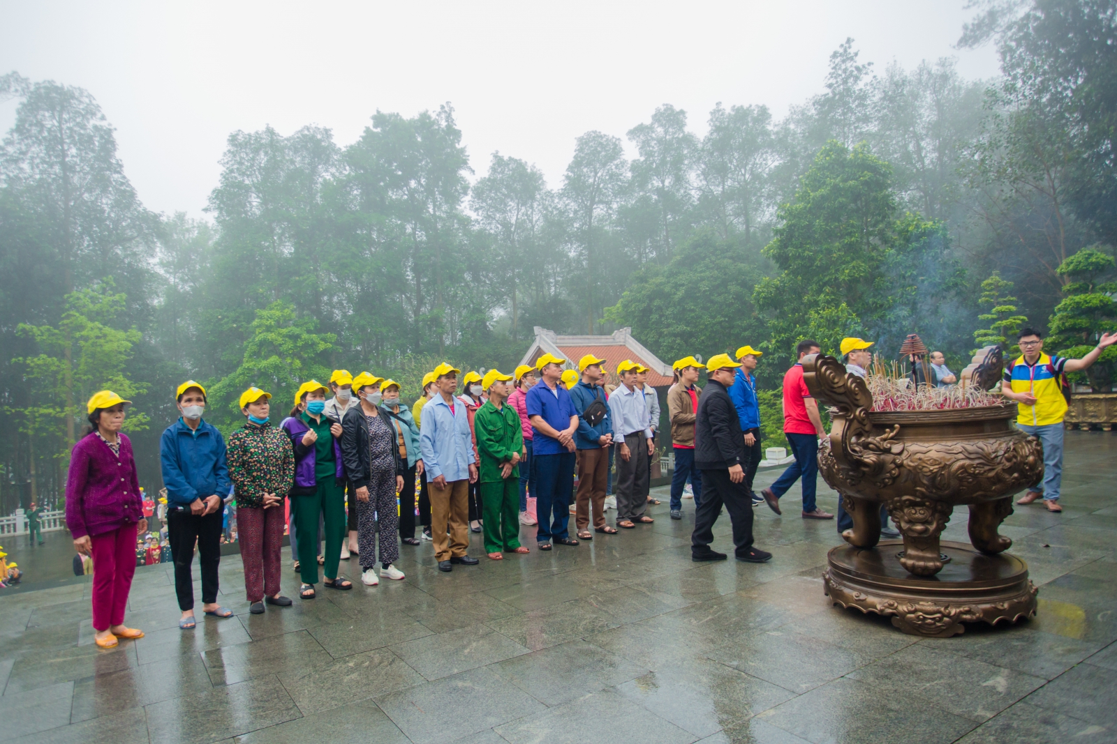 Lễ dâng hương của thầy cô, phụ huynh và các em học sinh tại K9 Đá Chông