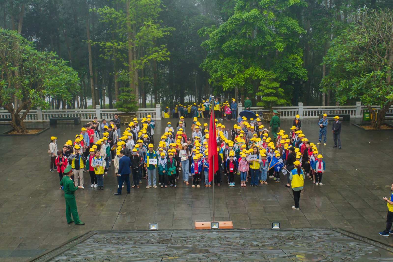 Lễ dâng hương tại K9 Đá Chông của trường TH và THCS Thanh Hối, huyện Tân Lạc, tỉnh Hòa Binh.