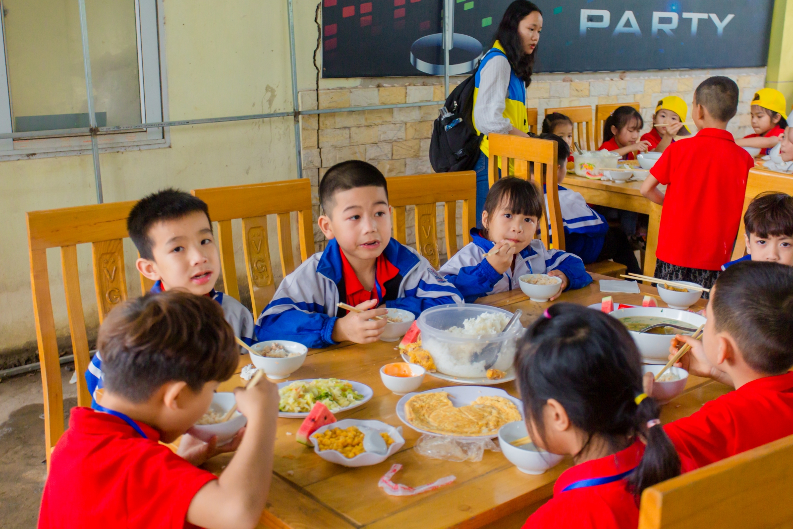 Bữa trưa của các em học sinh tại nhà hàng.