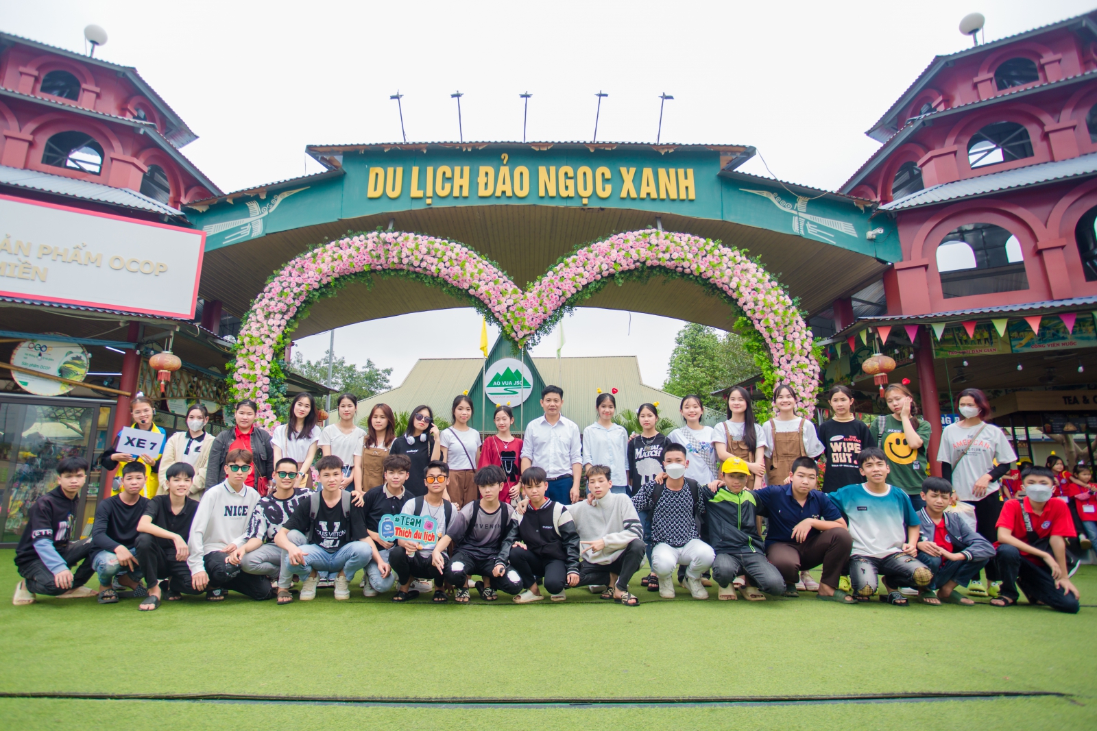 Ăn bữa trưa xong các em học sinh sẽ di chuyển đến Đảo Ngọc Xanh một trong những khu vui chơi được các bạn học sinh rất yêu thích