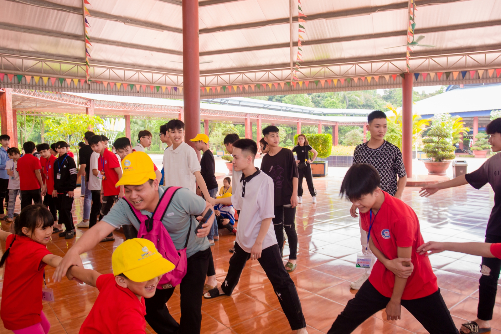 Thầy cô cùng tham gia các hoạt động teambuiding vui nhộn cùng các em học sinh