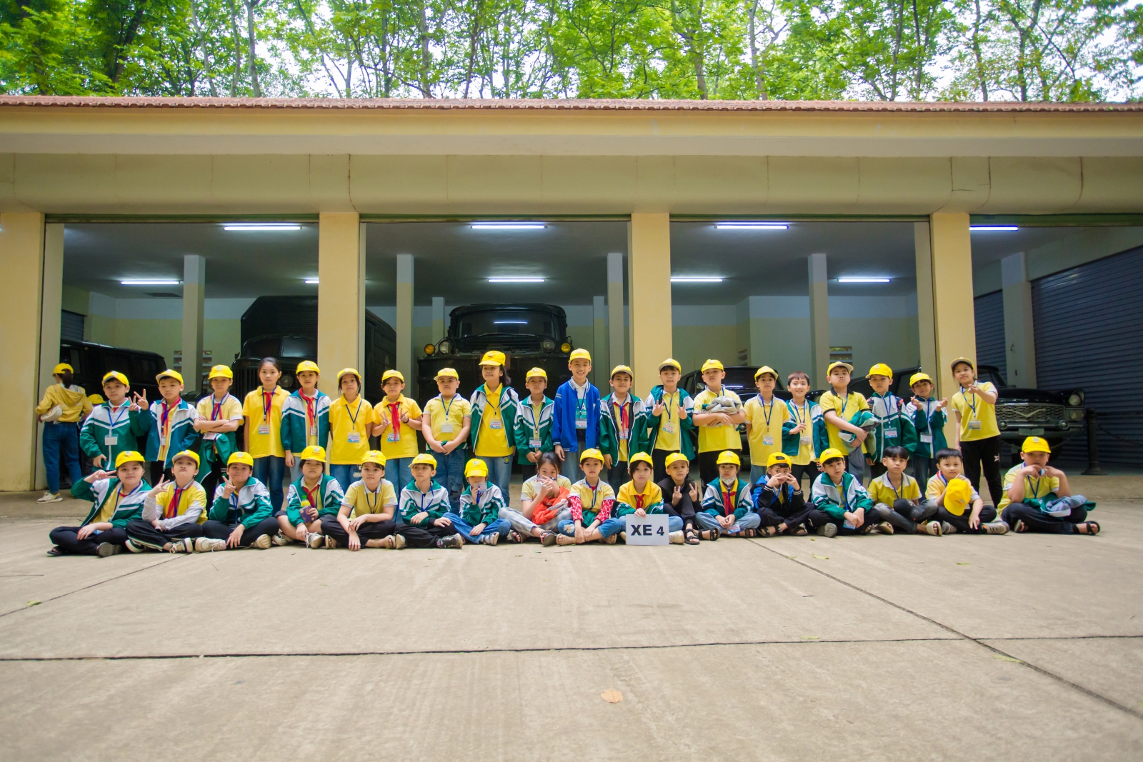 Học sinh chụp ảnh tại K9 Đá Chông, nơi Bác Hồ làm việc và lưu giữ thi hài của bác.