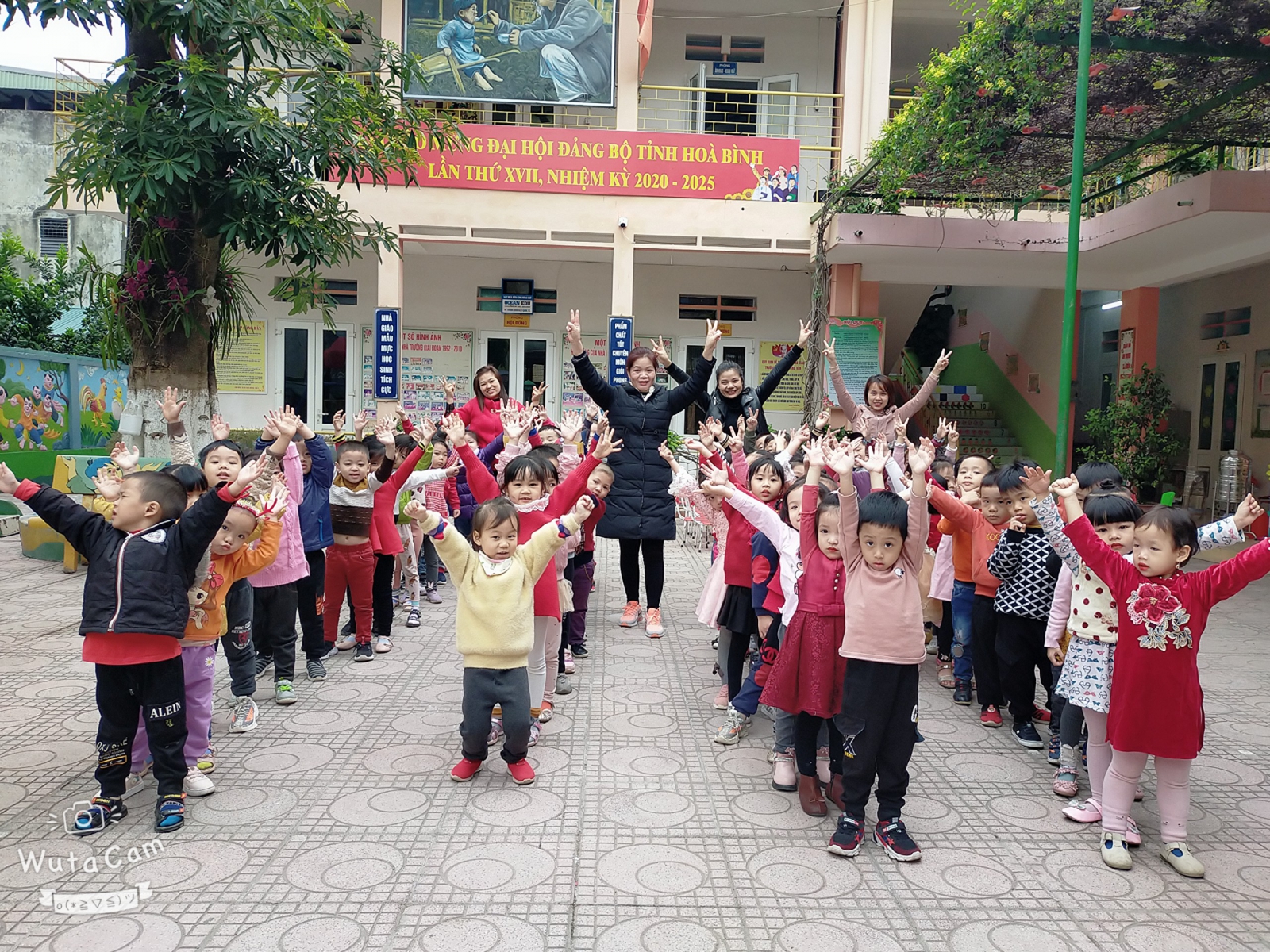 các bé tập trung tại sân trường.