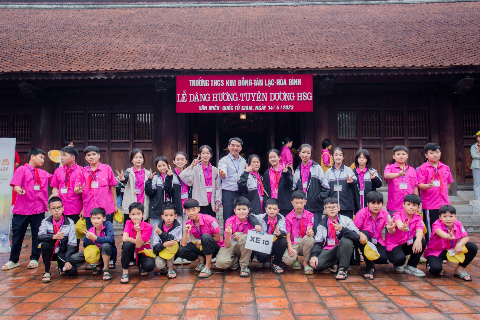 Thầy cô và các em học sinh tại Văn Miếu Quốc Tử Giám