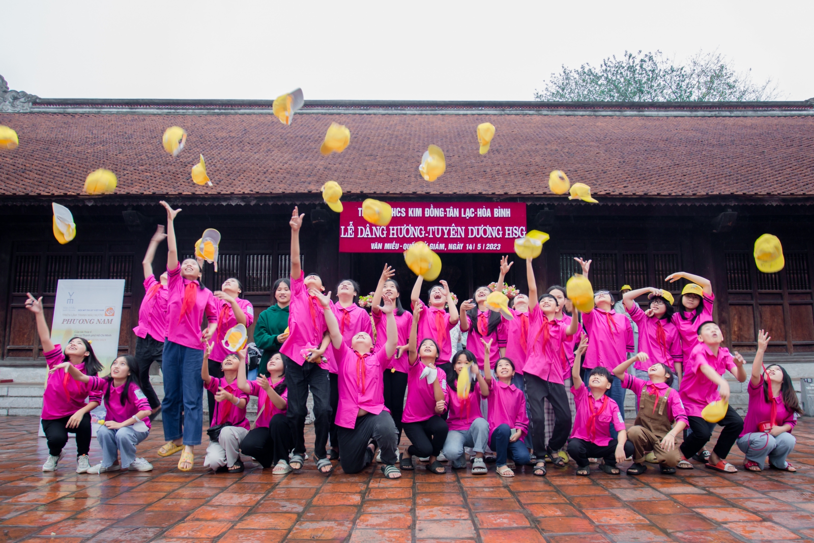 Thầy cô, các em học sinh chup ảnh kỉ niệm tại Văn Miếu Quốc Tử Giám.