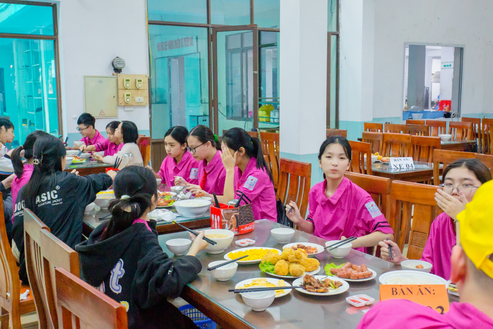 Bữa trưa ngon miệng tại nhà hàng của các em học sinh.