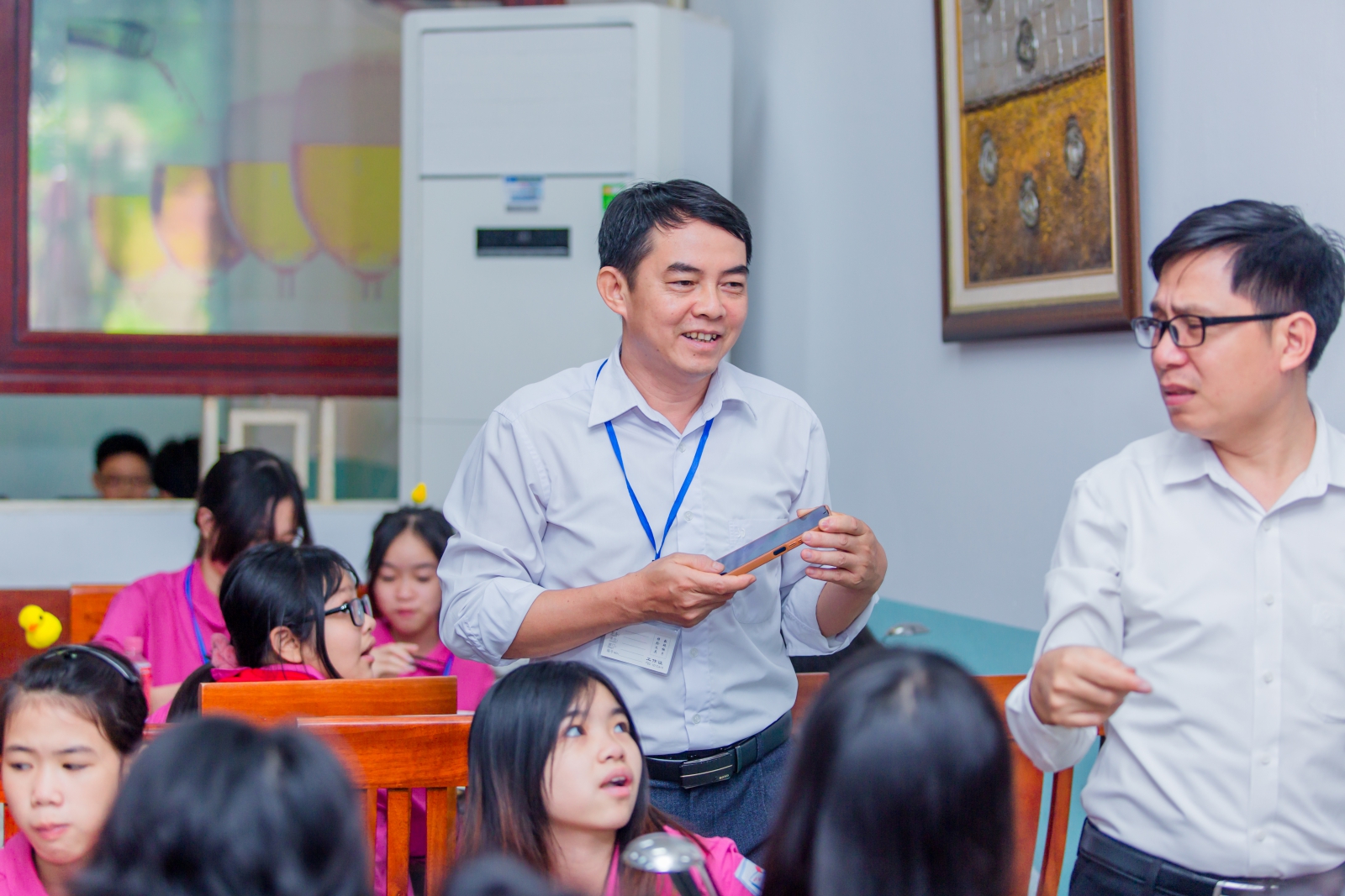 Thầy cô đang hướng dẫn và chăm sóc bữa trưa cho các em học sinh.