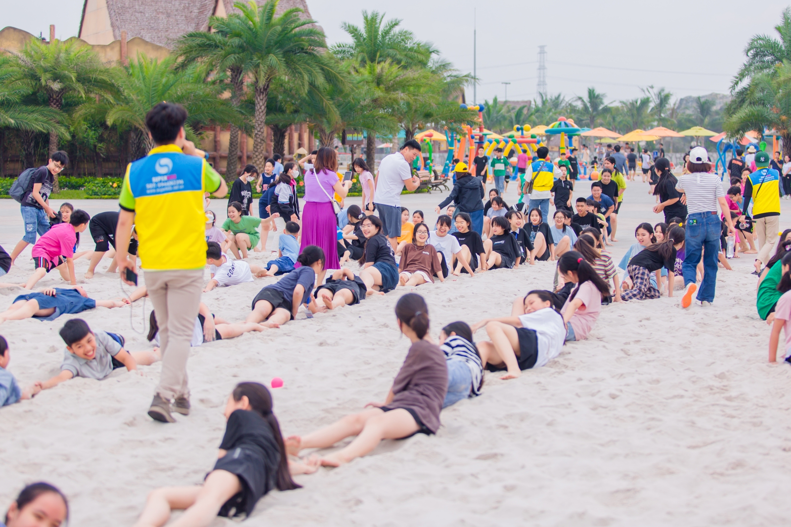 Hoạt động chơi teambuilding tại bãi biển nhân tạo của các em học sinh