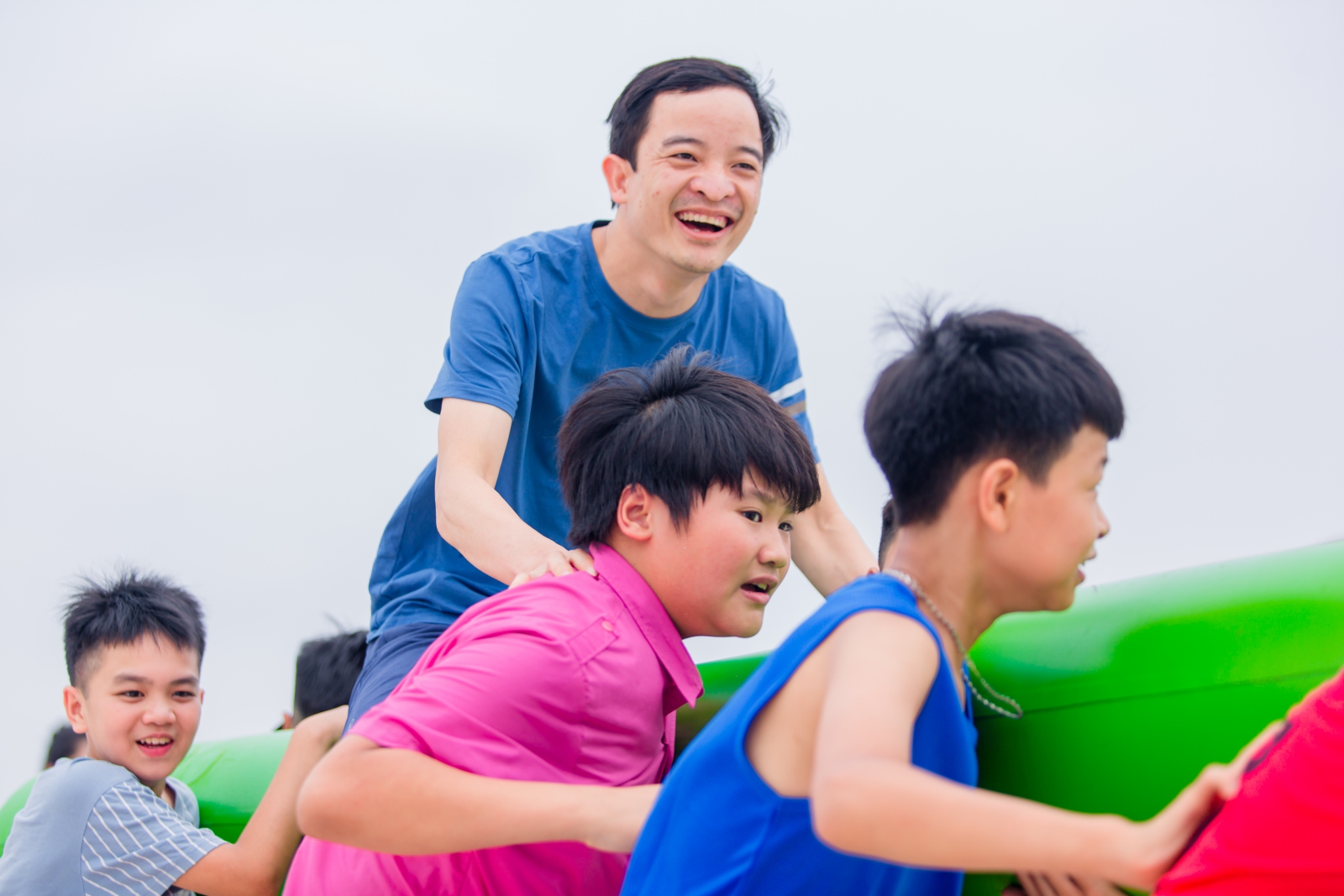 Thầy cô cùng các em học sinh tham gia trò chơi vui nhộn tại bãi biển