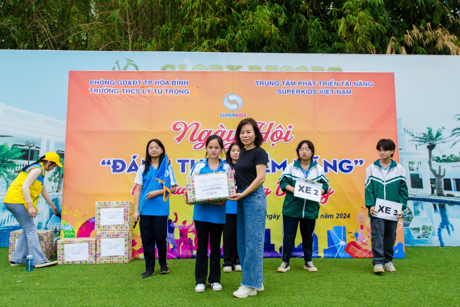 Các em học sinh tham gia chơi teambuilding và nhận được được những phần quà cho đội nhóm của mình.