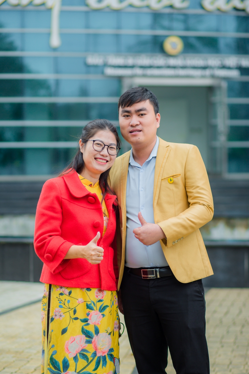 Giám đốc Trung tâm phát triển tài năng Superkids Việt Nam Lê Thị Nhàn chụp ảnh kỉ niệm với đại diện Công viên các nhà khoa học.