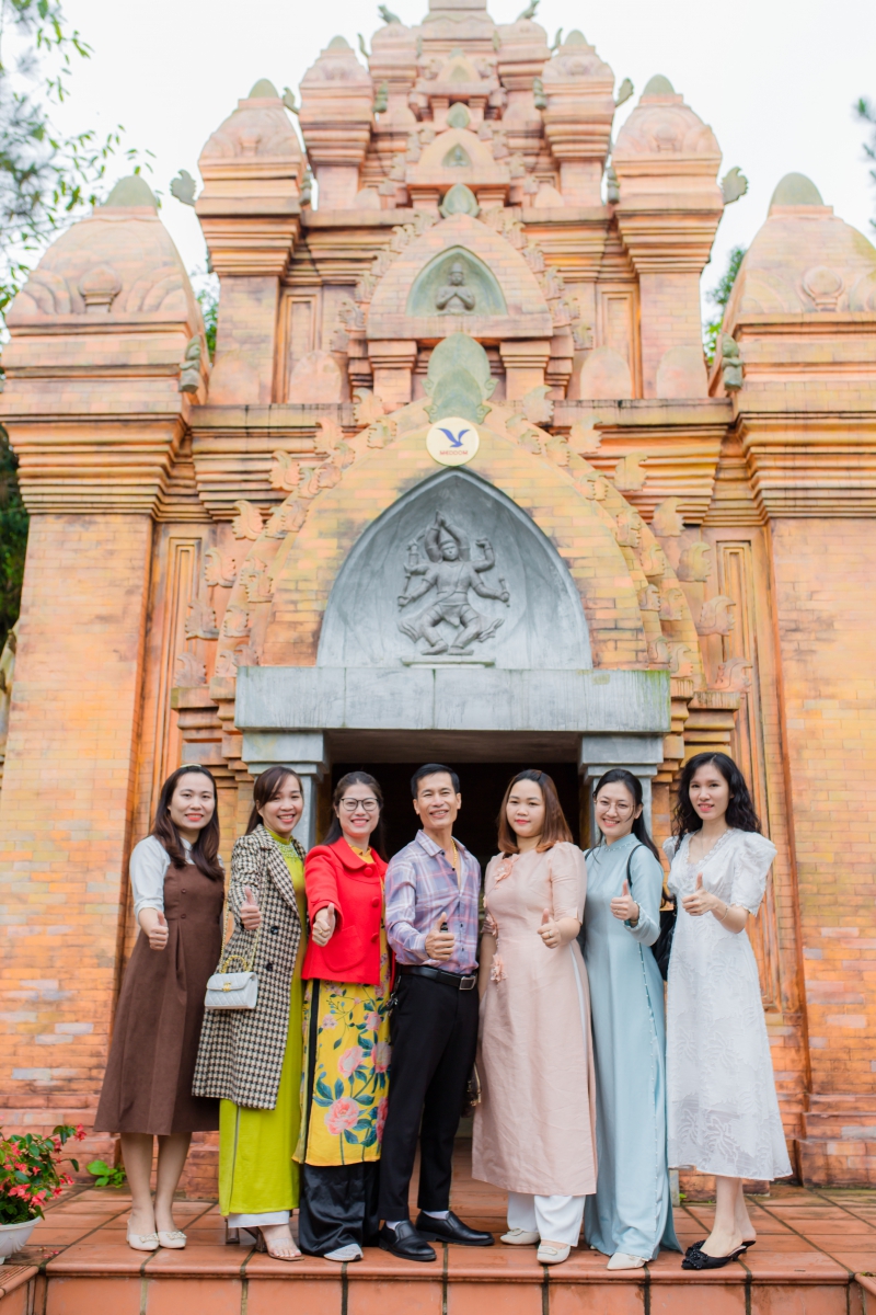 Giám đốc, cán bộ, giáo viên, nhân viên của Trung tâm phát triển tài năng Superkids Việt Nam