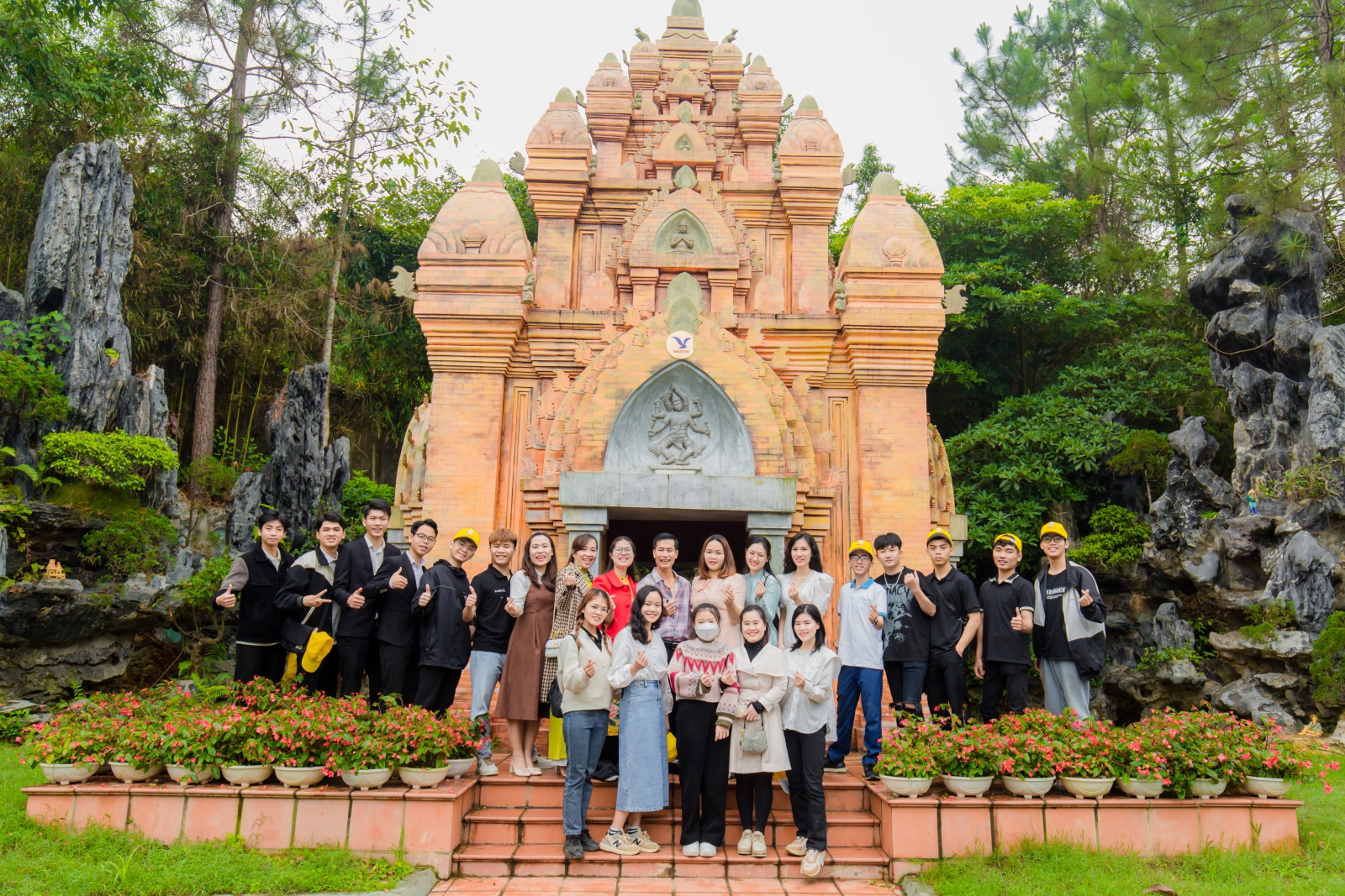 Toàn thể Ekip, hướng dẫn viên, lái xe du lịch trải nghiệm tại Trung tâm phát triển tài năng Superkids Việt Nam