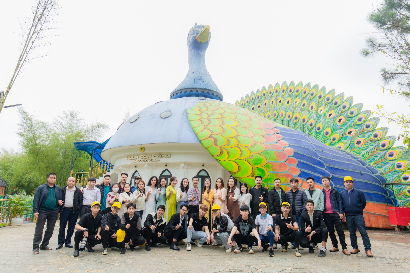 Ekip hướng dẫn viên của Trung tâm phát triển tài năng Superkids chụp ảnh lưu niệm