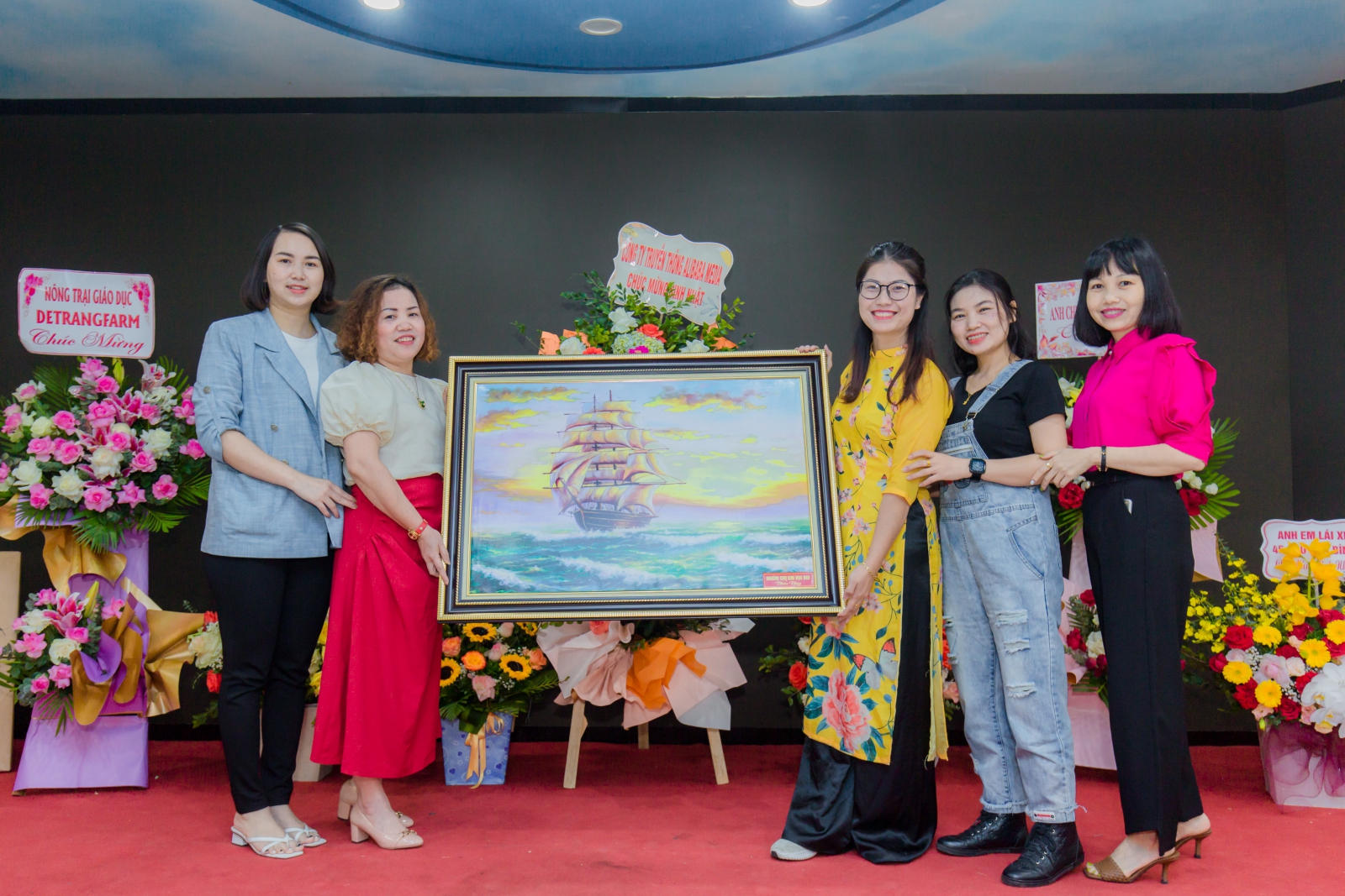 Đại diện các cá nhân, bạn bè của trung tâm lên tặng quà và hoa chúc mừng sinh nhật Trung tâm