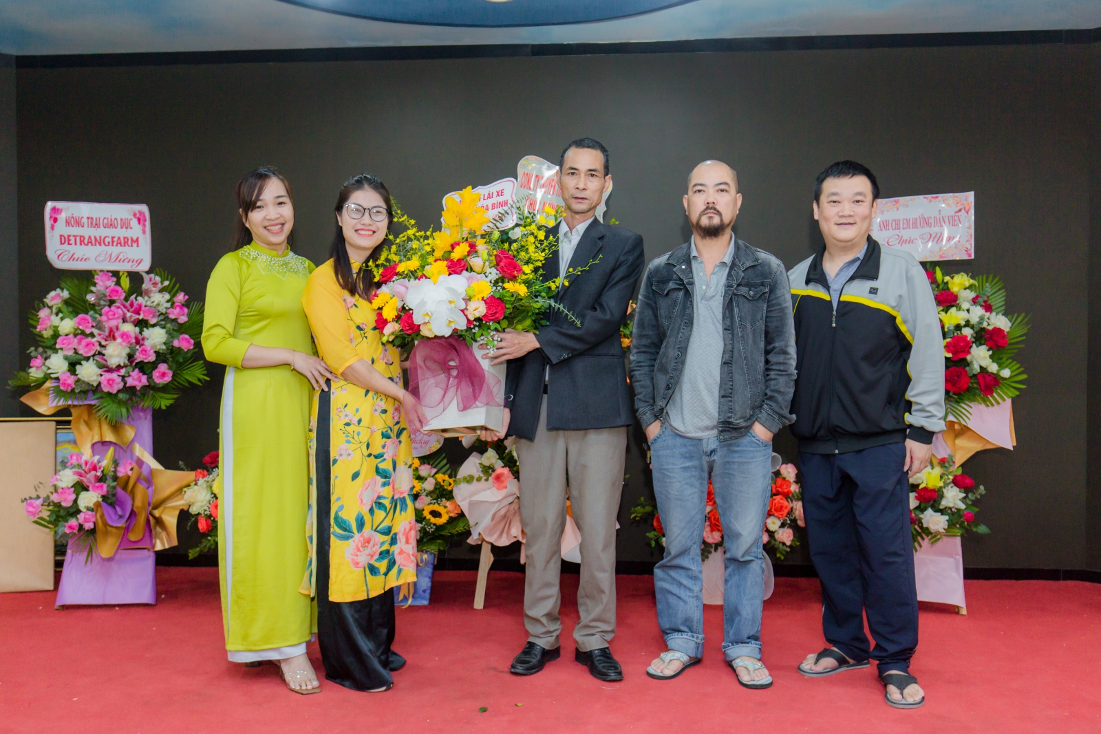 Đại diện các đơn vị lái xe hợp tác chương trình du lịch trải nghiệm cùng trung tâm