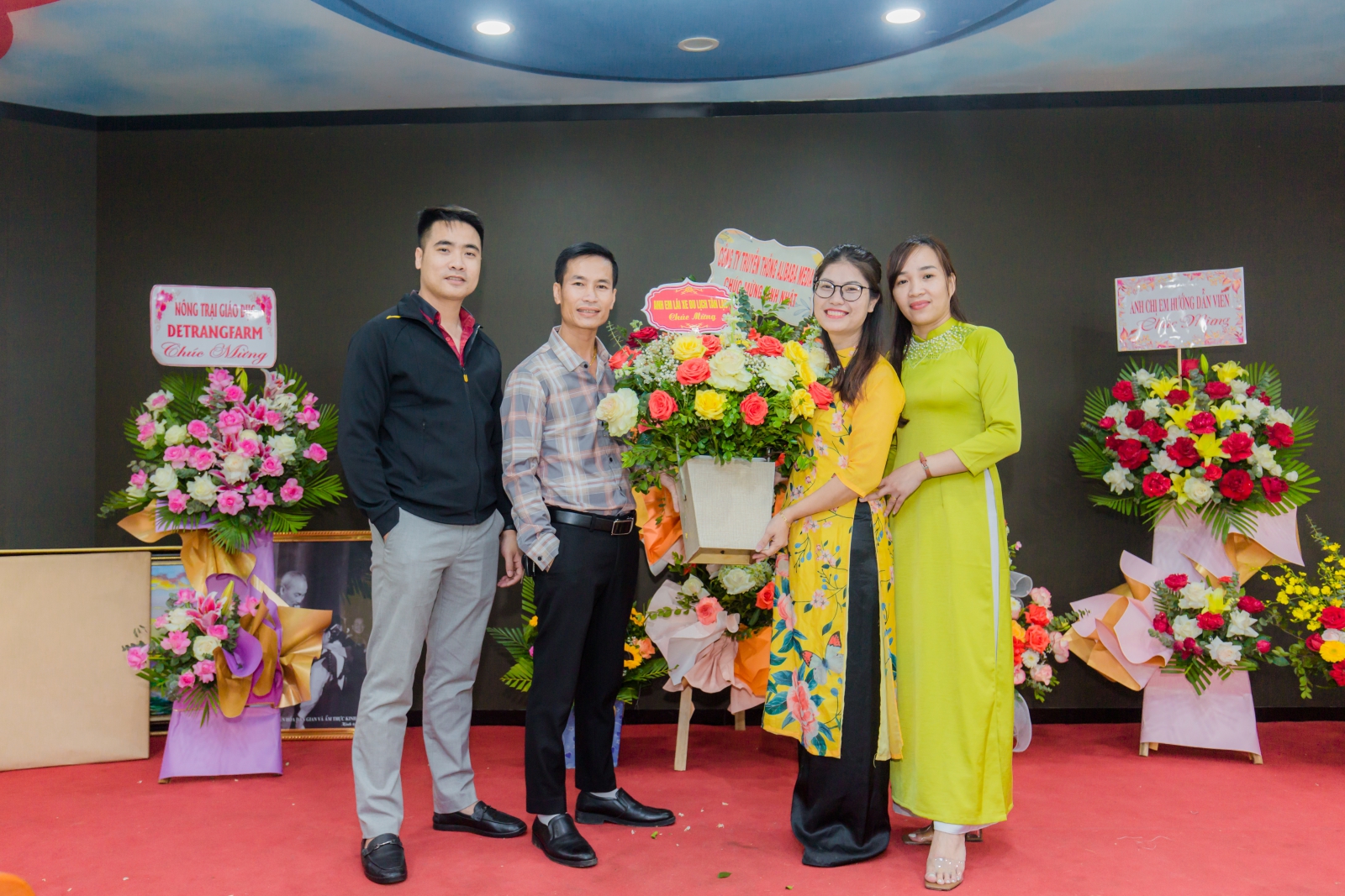 Đại diện các nhà xe huyện Tân Lạc tặng và chúc mừng trung tâm.