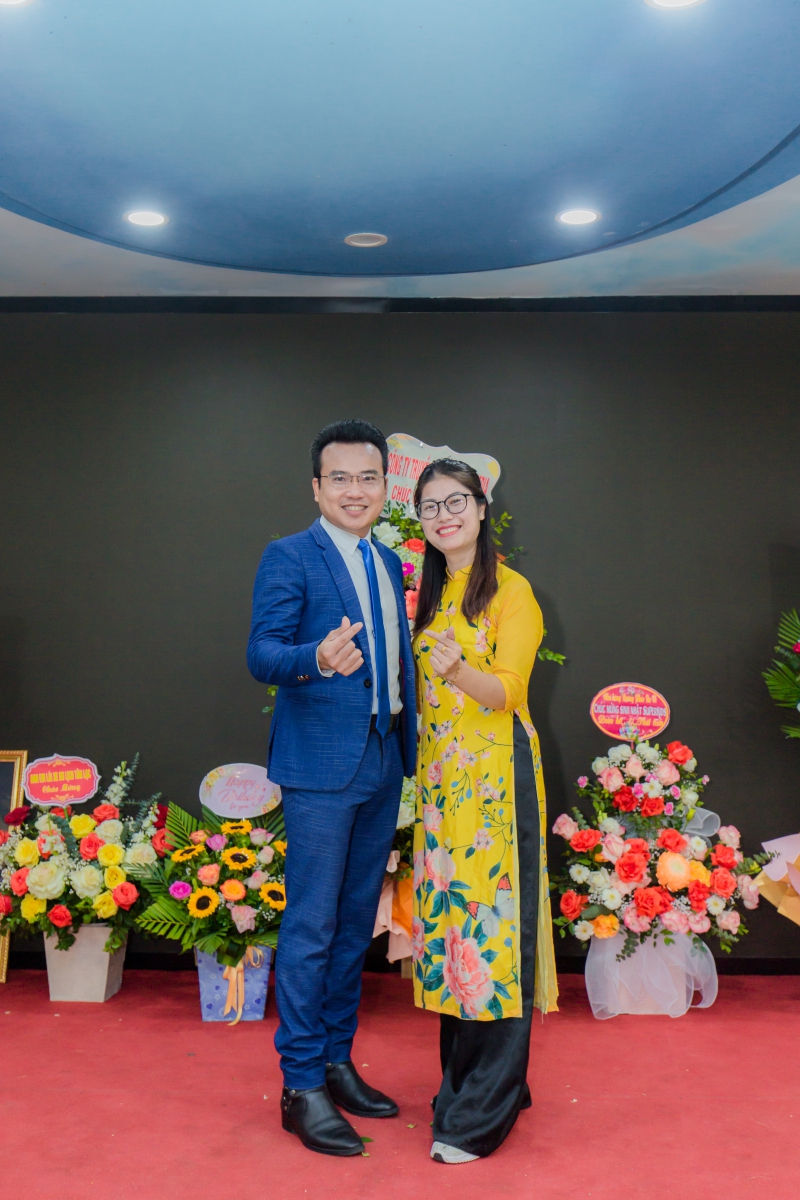 Mc Độc Quyền tặng hoa và chúc mừng sinh nhật trung tâm