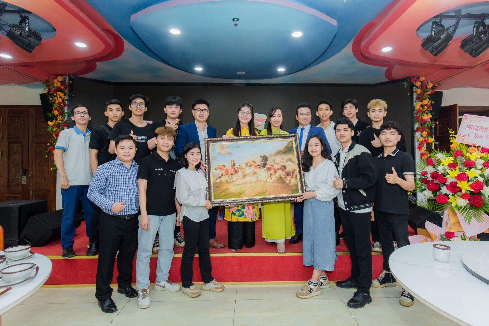 Ekip hướng dẫn viên tặng hoa, quà chúc mừng sinh nhật trung tâm tròn 7 tuổi.