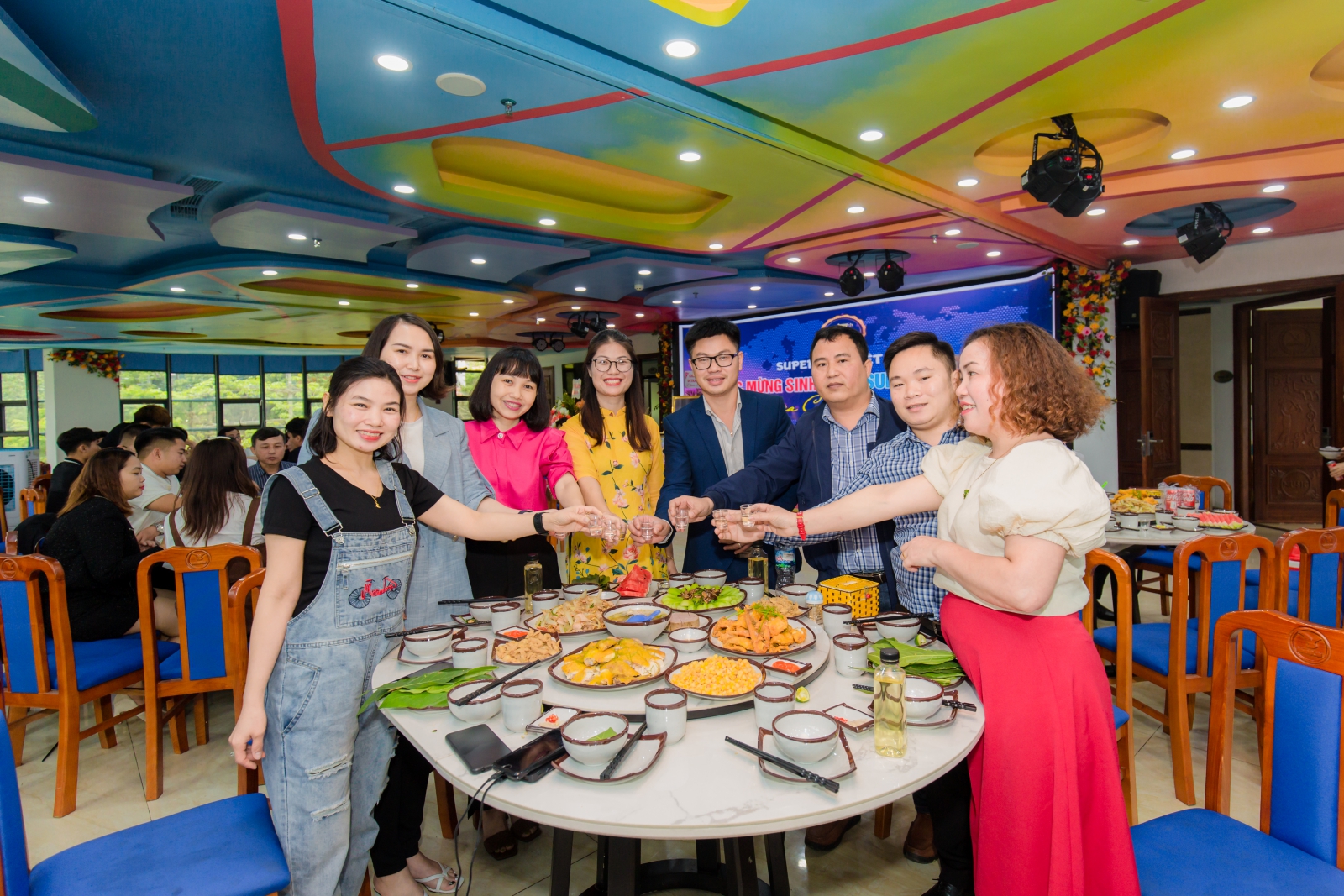 Bữa tiệc nhân kỉ niệm ngày thành lập Trung tâm bên đồng nghiệp, bạn bè và các đơn vị đại diện