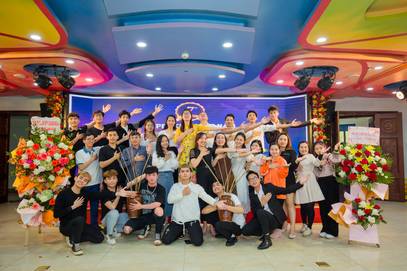 Chụp ảnh đại diện cùng các đơn vị và toàn thể khách mời