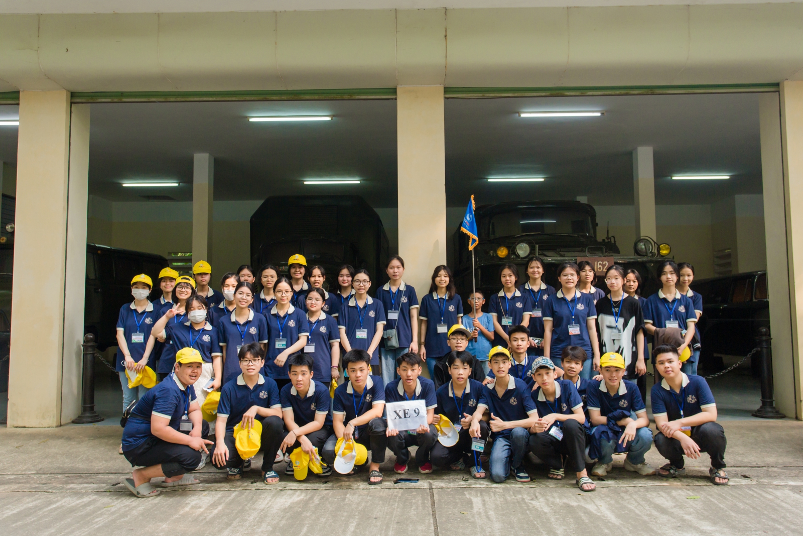 Các em học sinh chụp ảnh lưu niệm tại khu di tích lịch sử K9 Đá Chông