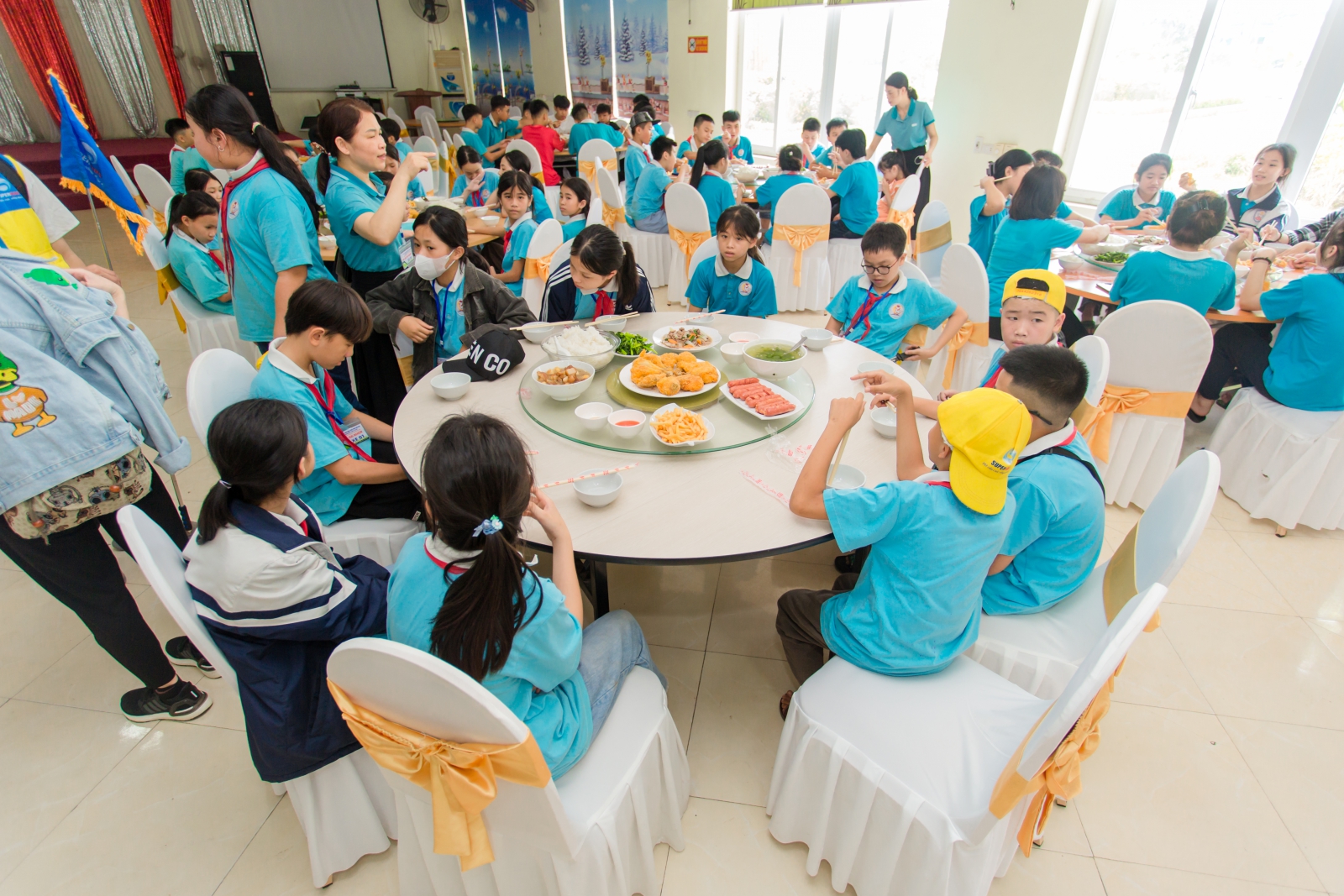 Bữa trưa vui vẻ cùng các em học sinh tại nhà hàng 