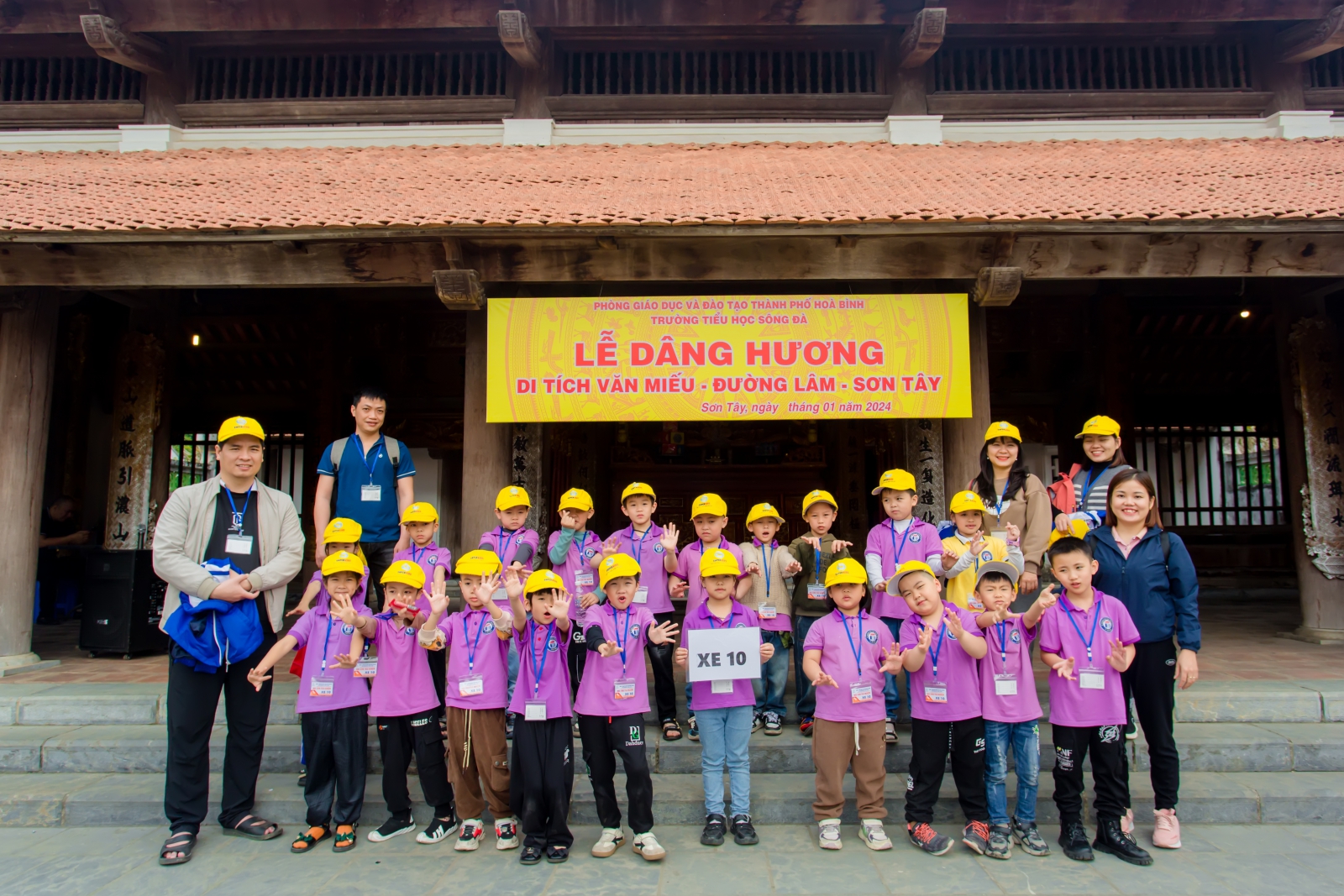 Trong cái lành lạnh của tiết trời đầu đông, đoàn xe chỉ hơn một tiếng đồng hồ đã đặt chân tới nơi - vùng đất “ Truyền thống hiếu học”. Ấn tượng đầu tiên của thầy và trò đối với nơi này đó là một khung cảnh rộng lớn, quang cảnh bình yên, được bao phủ bởi rất nhiều cây xanh soi bóng bên những hồ nước . Điều đó khiến các em học sinh phải “Woa” lên vì đẹp quá, hùng vĩ quá ! Sau khi chụp một số kiểu ảnh lưu niệm, các lớp dưới sự dẫn dắt của các anh, chị hướng dẫn viên du lịch tỏa đi các hướng tham quan, trải nghiệm, khám phá từng nơi của K9 Đá Chông.