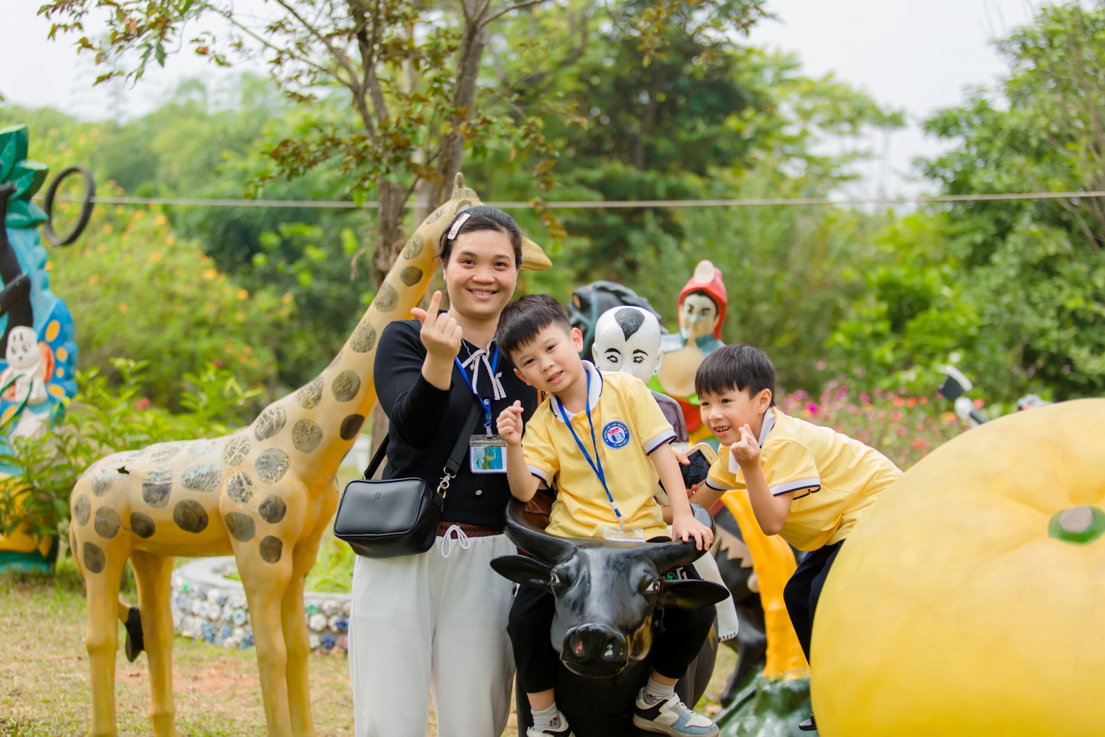 Chuyến tham quan dã ngoại này không chỉ là ngày hội vui chơi với các em học sinh mà còn là chuyến đi đem lại nhiều ý nghĩa. Qua chuyến đi này, các em có cơ hội để thể hiện mình, hiểu hơn bạn bè trong lớp, trong trường để tăng thêm tình đoàn kết đồng thời bổ sung cho mình kiến thức về thiên nhiên, đời sống xã hội và cách ứng xử với môi trường xung quanh. Chuyến đi sẽ mãi là một dấu ấn trải nghiệm đầy thú vị, là hành trình kỉ niệm không bao giờ quên trong tâm trí của học trò, các thầy cô giáo và các bậc phụ huynh trường THCS Thanh Quan. Sau đây là một số hình ảnh của buổi tham quan, trải nghiệm: