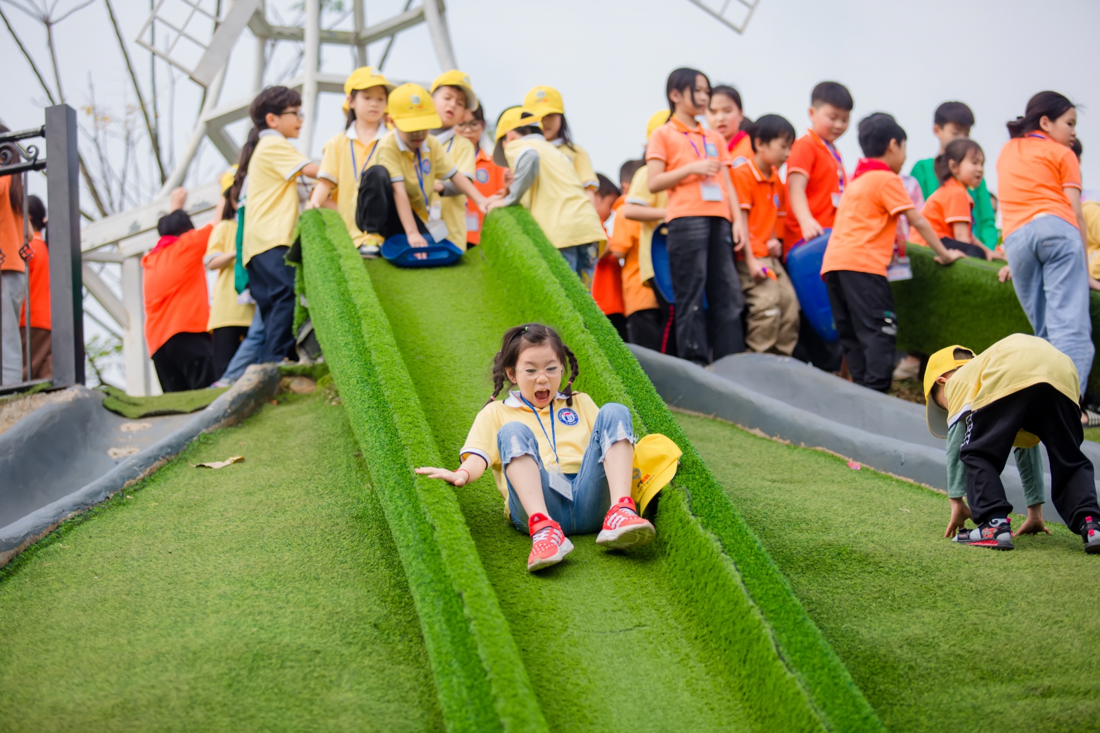 Quả thật, Glory Farm là trang trại giáo dục thực nghiệm tuyệt vời không chỉ vì cảnh đẹp mà còn có nhiều hoạt động vui chơi, học tập bổ ích. Từ việc học tập và tìm hiểu các ngành nghề như: Điện dân dụng, nghề mộc, nghề làm gốm, nghề dệt, làm chè lam, nghề thợ xây …cho tới các hoạt động hòa cùng thiên nhiên như: trồng cây, thăm quan và thu hoạch rau củ. Hay tìm hiểu các loại vật nuôi, cho vật nuôi ăn hoặc vui chơi trượt cỏ, tìm nhau trong mê cung, ...thỏa thích.