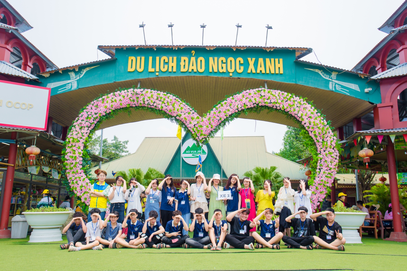 Học sinh cùng thầy cô chụp ảnh lưu niệm tại khu du lịch Đảo Ngọc Xanh.