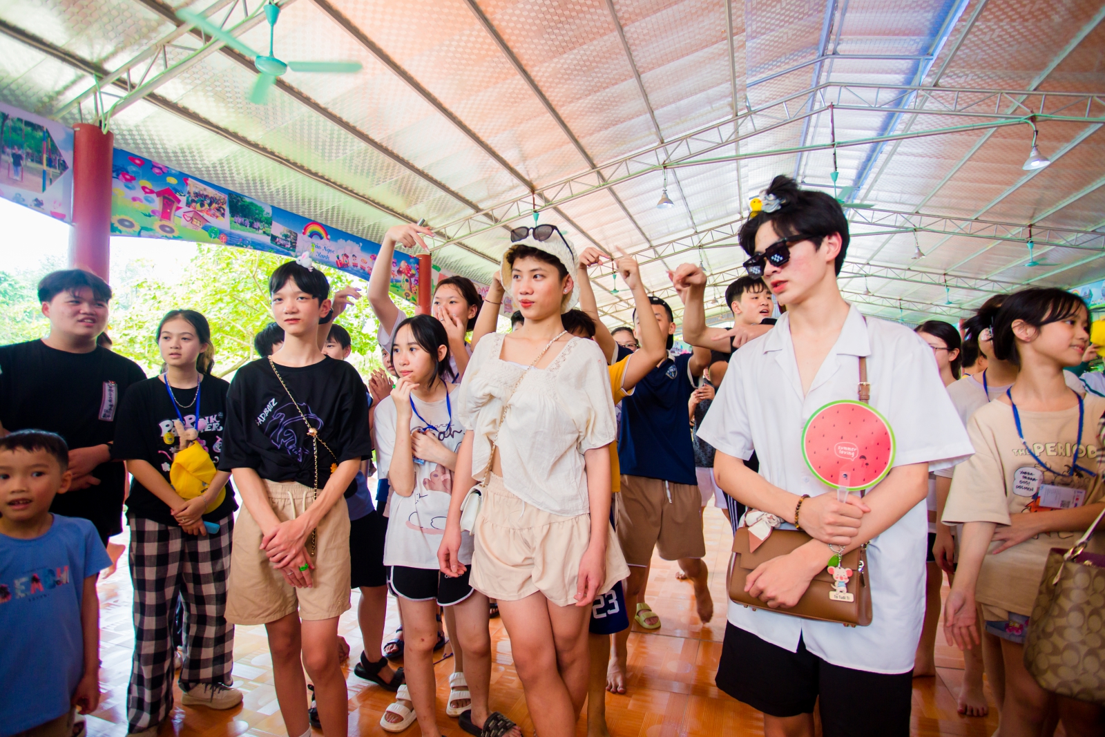 Học sinh tham gia hoạt động thi catwal sôi động cùng thầy cô và các bạn