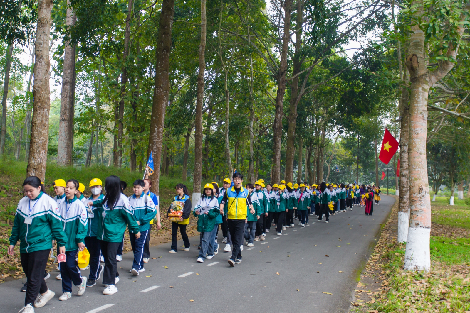 Các em học sinh được anh chị hướng dẫn viên Superkids dẫn đoàn thăm quan tại điểm Di tích lịch sử K9 Đá Chông.