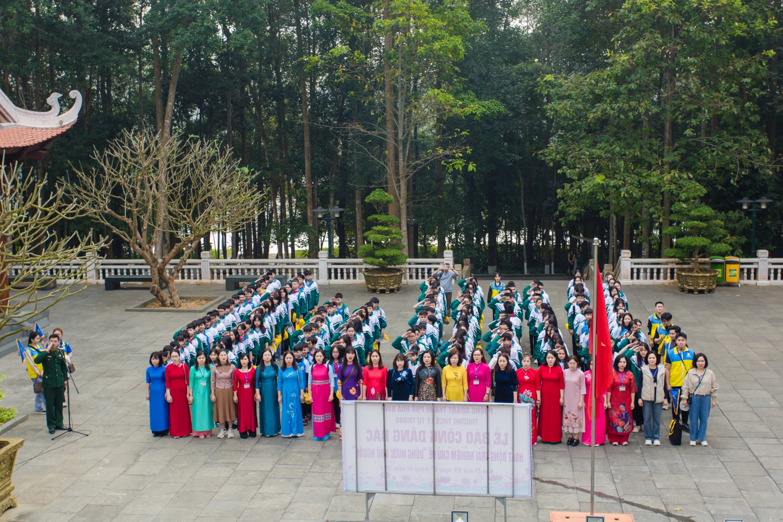 Phần 1: Điểm di tích lịch sử Đoàn tổ chức lễ dâng hương tưởng niện Bác Hồ tại Đền Thờ Bác Hồ (theo nghi thức trọng thể). Tham quan khu di tích Đá Chông (nơi Bác Hồ đã chọn nơi đây làm an toàn khu cho Trung Ương thời kỳ chống Mỹ). Thăm phòng ở, phòng làm việc của Bộ chính Trị và Bác Hồ. Thăm nơi bảo quản, gìn giữ thi hài của Bác Hồ từ năm 1969- 1975.