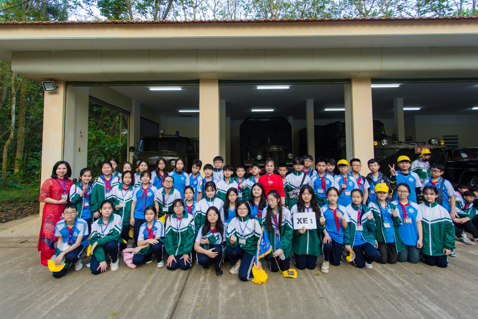 Các em học sinh tham quan và nghe thuyết trình tại điểm đến và chụp hình lưu niệm tại các điểm.