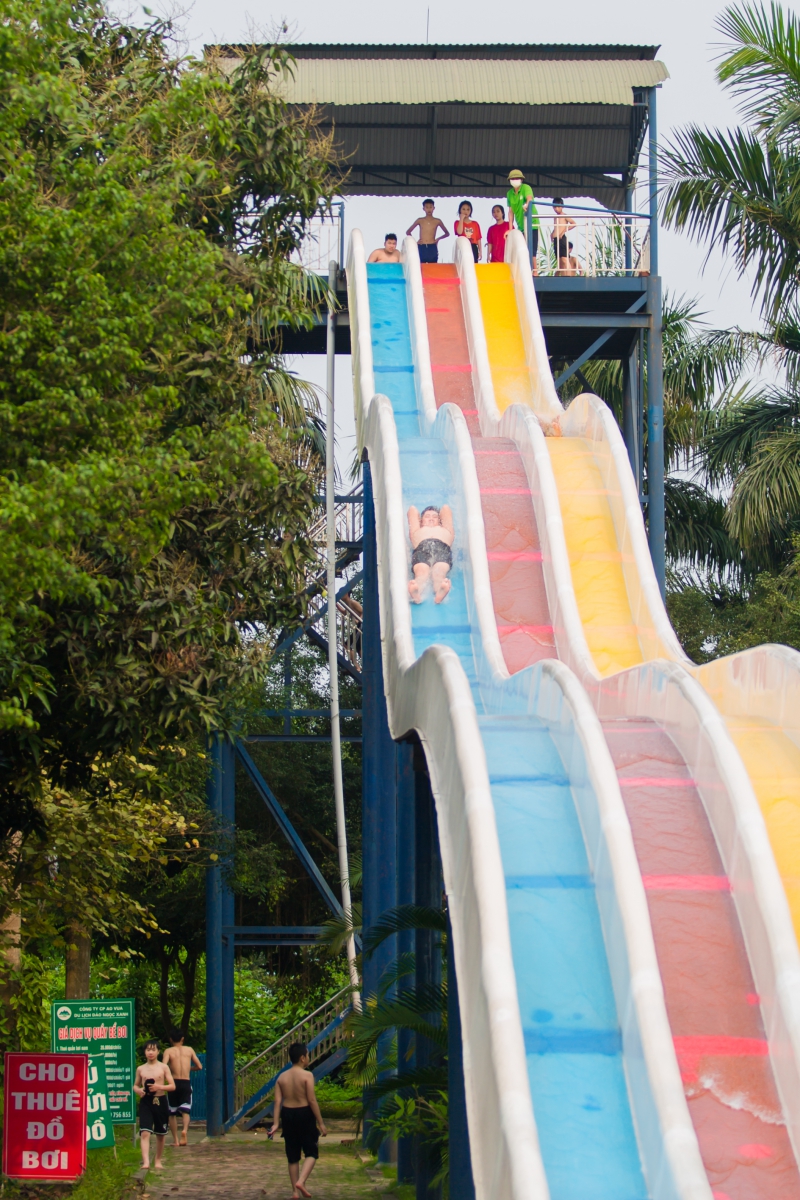 Bể bơi, khuôn viên bể bơi dành riêng cho người lớn và trẻ em.