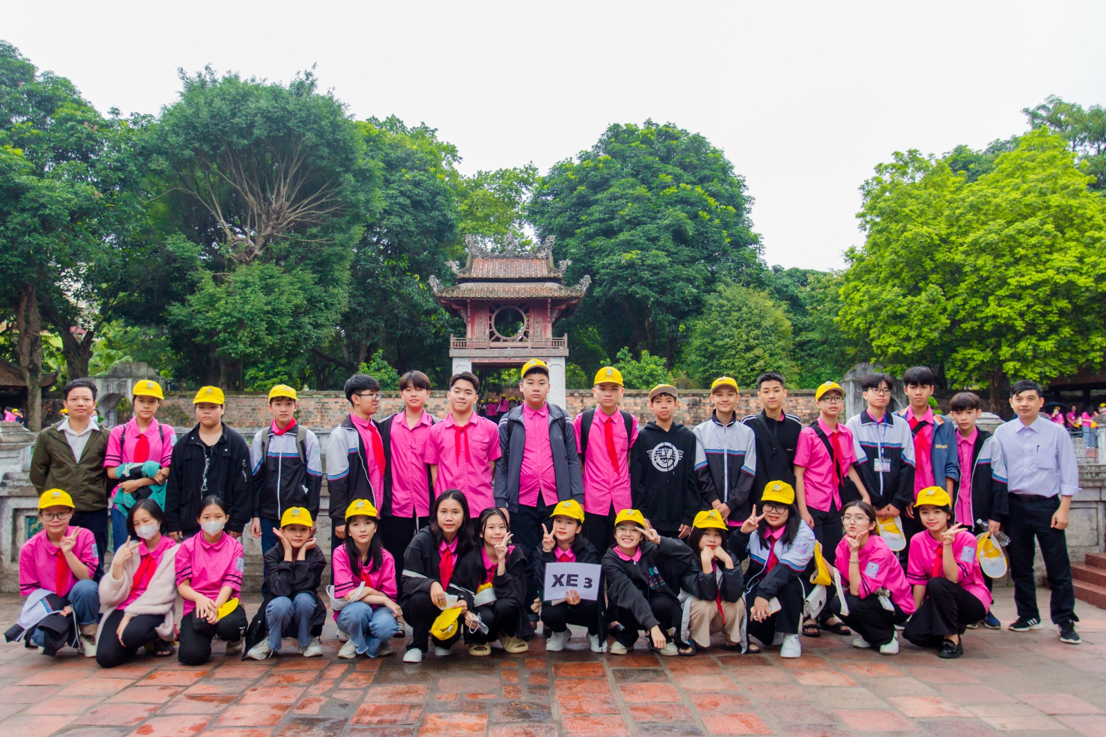 Hình ảnh kỉ niệm của các em học sinh tại Văn Miếu Quốc Tử Giám